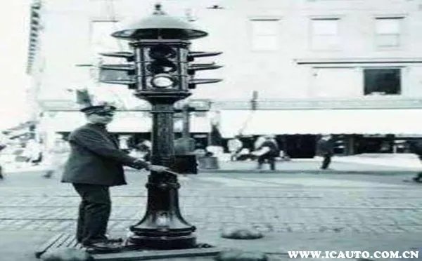 世界是先有汽车还是先有红绿灯？红绿灯是谁发明的