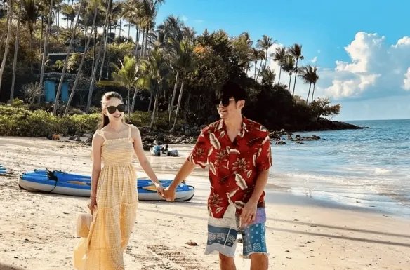 周杰伦晒近照！演唱会后与昆凌海边约会：搂腰秀恩爱