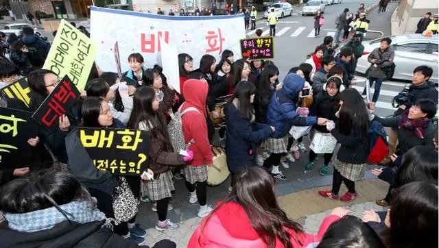 韩国高考的时候，低年级的学生下跪为前辈们加油，这是为什么？