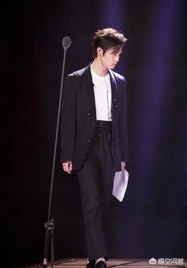 如何评价尹正谜一般的微博？