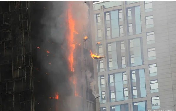 郑州一高层建筑着火现场什么情况？