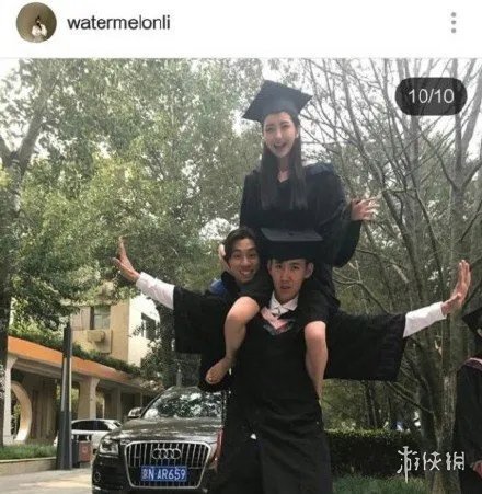 豆得儿晒亲密毕业照惹怒王思聪？老王被拍牵手新女孩