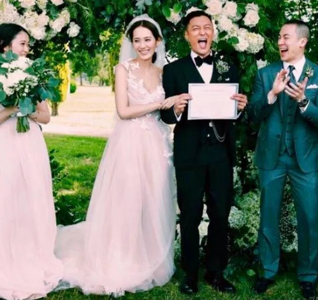 余文乐大婚，周冬雨为何要