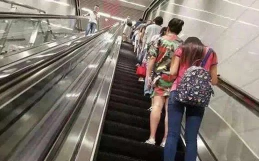 地铁叫停左行右立什么情况：左行右立你怎么看待