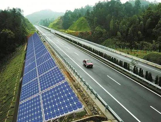 中国成功建造全球第一条光伏高速公路，这条公路最大的特点是什么？