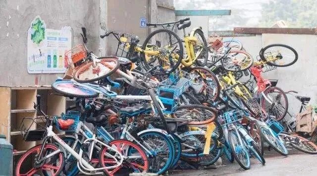 成都上百辆共享单车被活埋，是什么情况？