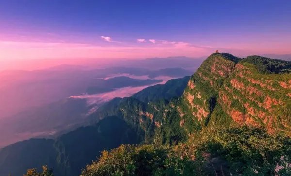 峨眉山迎入秋来第一场雪,如何描述峨眉山的雪景?