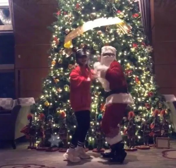 周扬青和圣诞老人共舞 你的圣诞老人在哪