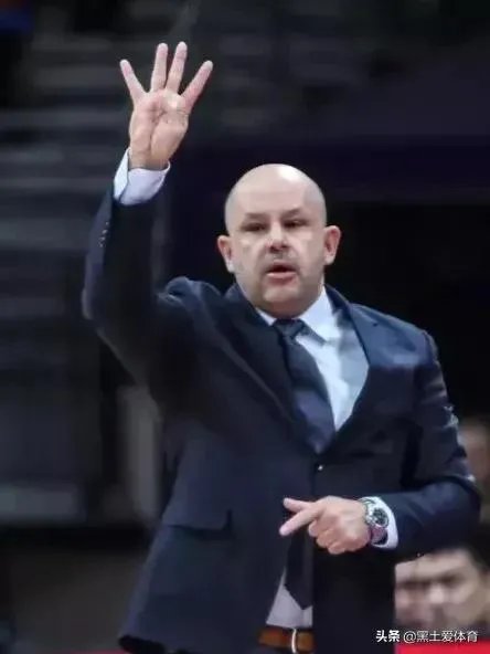 罕见！赛季未结束北京已历经四任主帅，新来的雅尼斯能挺多久呢？