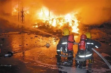 长沙一住宅楼凌晨起火，是什么原因引起的大火？