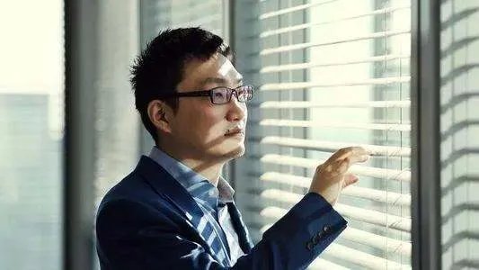 黄峥辞任拼多多董事长，到底发生了什么事？