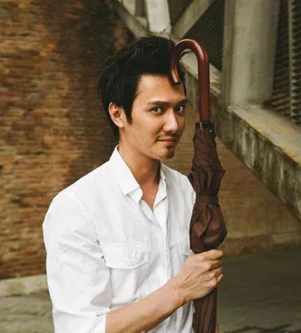 冯绍峰家庭背景惊人 竟然是典型的富二代