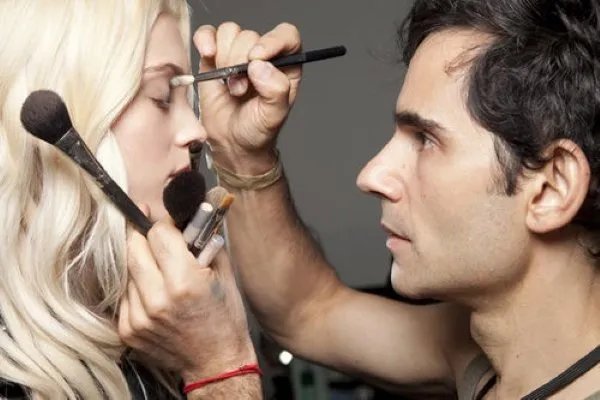 广州有几个化妆学校？