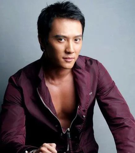 冯绍峰家庭背景惊人 竟然是典型的富二代