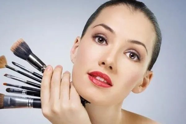 广州有几个化妆学校？