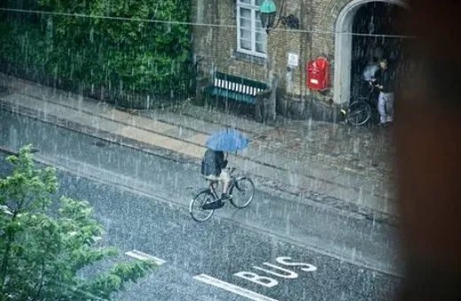 形容下雨幽默句子