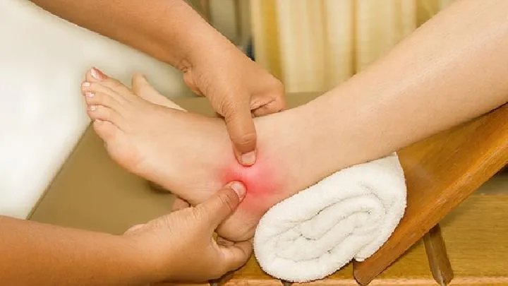 先天性马蹄内翻足并发哪些疾病？