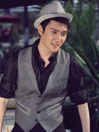 冯绍峰家庭背景惊人 竟然是典型的富二代